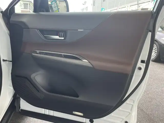 トヨタ ハリアー ハイブリッド Z 愛知県 2023(令5)年 0.4万km プラチナホワイトパールマイカ ワンオーナー/登録時：3547Km/12.3インチディスプレイオーディオプラス/・車載ナビ／Bluetootｈ／地デジＴＶ/ＪＢＬプレミアムサウンドシステム/バックカメラ/ハーフレザーシート/運転席パワーシート/ヘッドアップディスプレイ/デジタルインナーミラー/ハンズフリーパワーバックドア/LEDヘッドライト／ディライト／フォグランプ/TOYOTA SAFETY SENSE/・プリクラッシュセーフティ/・レーントレーシングアシスト/・レーダークルーズコントロール/・アダプティブハイビームシステム/・ロードサインアシスト/・カーブ速度抑制機能/・ドライバー異常時対応システム/ブラインドスポットモニター/パーキングサポートブレーキ/　〈前後方静止／後方接近車両〉/前後＋車内ドラレコ（TZ-DR500）/純正19インチAW/スマートキー＆プッシュスタート