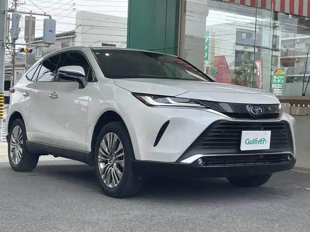 トヨタ ハリアー ハイブリッド Z 愛知県 2023(令5)年 0.4万km プラチナホワイトパールマイカ ワンオーナー/登録時：3547Km/12.3インチディスプレイオーディオプラス/・車載ナビ／Bluetootｈ／地デジＴＶ/ＪＢＬプレミアムサウンドシステム/バックカメラ/ハーフレザーシート/運転席パワーシート/ヘッドアップディスプレイ/デジタルインナーミラー/ハンズフリーパワーバックドア/LEDヘッドライト／ディライト／フォグランプ/TOYOTA SAFETY SENSE/・プリクラッシュセーフティ/・レーントレーシングアシスト/・レーダークルーズコントロール/・アダプティブハイビームシステム/・ロードサインアシスト/・カーブ速度抑制機能/・ドライバー異常時対応システム/ブラインドスポットモニター/パーキングサポートブレーキ/　〈前後方静止／後方接近車両〉/前後＋車内ドラレコ（TZ-DR500）/純正19インチAW/スマートキー＆プッシュスタート