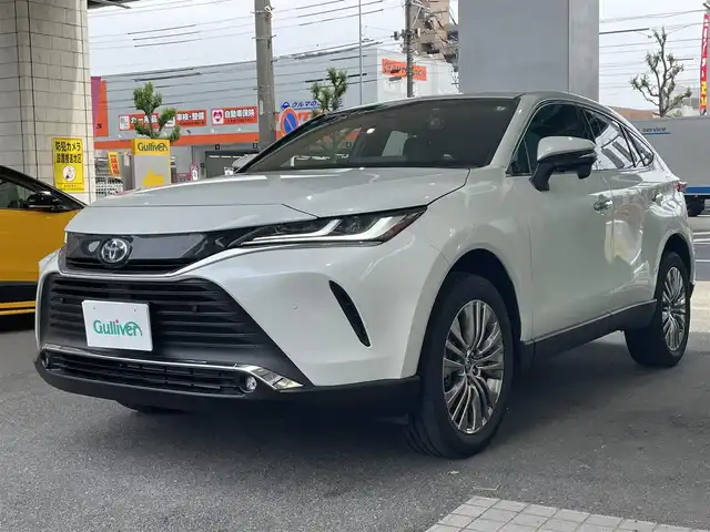 トヨタ ハリアー ハイブリッド Z 愛知県 2023(令5)年 0.4万km プラチナホワイトパールマイカ ワンオーナー/登録時：3547Km/12.3インチディスプレイオーディオプラス/・車載ナビ／Bluetootｈ／地デジＴＶ/ＪＢＬプレミアムサウンドシステム/バックカメラ/ハーフレザーシート/運転席パワーシート/ヘッドアップディスプレイ/デジタルインナーミラー/ハンズフリーパワーバックドア/LEDヘッドライト／ディライト／フォグランプ/TOYOTA SAFETY SENSE/・プリクラッシュセーフティ/・レーントレーシングアシスト/・レーダークルーズコントロール/・アダプティブハイビームシステム/・ロードサインアシスト/・カーブ速度抑制機能/・ドライバー異常時対応システム/ブラインドスポットモニター/パーキングサポートブレーキ/　〈前後方静止／後方接近車両〉/前後＋車内ドラレコ（TZ-DR500）/純正19インチAW/スマートキー＆プッシュスタート