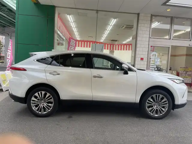 トヨタ ハリアー ハイブリッド Z 愛知県 2023(令5)年 0.4万km プラチナホワイトパールマイカ ワンオーナー/登録時：3547Km/12.3インチディスプレイオーディオプラス/・車載ナビ／Bluetootｈ／地デジＴＶ/ＪＢＬプレミアムサウンドシステム/バックカメラ/ハーフレザーシート/運転席パワーシート/ヘッドアップディスプレイ/デジタルインナーミラー/ハンズフリーパワーバックドア/LEDヘッドライト／ディライト／フォグランプ/TOYOTA SAFETY SENSE/・プリクラッシュセーフティ/・レーントレーシングアシスト/・レーダークルーズコントロール/・アダプティブハイビームシステム/・ロードサインアシスト/・カーブ速度抑制機能/・ドライバー異常時対応システム/ブラインドスポットモニター/パーキングサポートブレーキ/　〈前後方静止／後方接近車両〉/前後＋車内ドラレコ（TZ-DR500）/純正19インチAW/スマートキー＆プッシュスタート