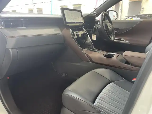 トヨタ ハリアー ハイブリッド Z 愛知県 2023(令5)年 0.4万km プラチナホワイトパールマイカ ワンオーナー/登録時：3547Km/12.3インチディスプレイオーディオプラス/・車載ナビ／Bluetootｈ／地デジＴＶ/ＪＢＬプレミアムサウンドシステム/バックカメラ/ハーフレザーシート/運転席パワーシート/ヘッドアップディスプレイ/デジタルインナーミラー/ハンズフリーパワーバックドア/LEDヘッドライト／ディライト／フォグランプ/TOYOTA SAFETY SENSE/・プリクラッシュセーフティ/・レーントレーシングアシスト/・レーダークルーズコントロール/・アダプティブハイビームシステム/・ロードサインアシスト/・カーブ速度抑制機能/・ドライバー異常時対応システム/ブラインドスポットモニター/パーキングサポートブレーキ/　〈前後方静止／後方接近車両〉/前後＋車内ドラレコ（TZ-DR500）/純正19インチAW/スマートキー＆プッシュスタート