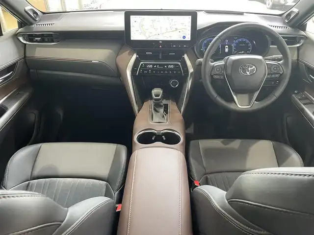 トヨタ ハリアー ハイブリッド Z 愛知県 2023(令5)年 0.4万km プラチナホワイトパールマイカ ワンオーナー/登録時：3547Km/12.3インチディスプレイオーディオプラス/・車載ナビ／Bluetootｈ／地デジＴＶ/ＪＢＬプレミアムサウンドシステム/バックカメラ/ハーフレザーシート/運転席パワーシート/ヘッドアップディスプレイ/デジタルインナーミラー/ハンズフリーパワーバックドア/LEDヘッドライト／ディライト／フォグランプ/TOYOTA SAFETY SENSE/・プリクラッシュセーフティ/・レーントレーシングアシスト/・レーダークルーズコントロール/・アダプティブハイビームシステム/・ロードサインアシスト/・カーブ速度抑制機能/・ドライバー異常時対応システム/ブラインドスポットモニター/パーキングサポートブレーキ/　〈前後方静止／後方接近車両〉/前後＋車内ドラレコ（TZ-DR500）/純正19インチAW/スマートキー＆プッシュスタート