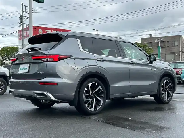 三菱 アウトランダー ＰＨＥＶ P 静岡県 2022(令4)年 2.3万km チタニウムグレーメタリック エンジンスタートボタン/パワーステアリング/パワーウィンドウ/プラグインハイブリッド/4WD/アイドリングストップ/スマートキー/Wオートエアコン/クルーズコントロール/ETC2.0/USB入力端子/全方位カメラ/純正ナビ（BT.フルセグ）/サンルーフ/電動リアゲート/ドライブレコーダー前後/D席N席パワーシート/全席シートヒーター/純正フロアマット/純正アルミホイール/ルーフレール/ABS/横滑り防止装置/コーナーセンサー前後/オートライト/オートマチックハイビーム/LEDライト/W+サイドエアバック/衝突軽減システム/BOSEスピーカー/デジタルインナーミラー/社外アルミホイール車内有（スタッドレス）