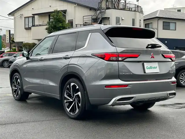三菱 アウトランダー ＰＨＥＶ P 静岡県 2022(令4)年 2.3万km チタニウムグレーメタリック エンジンスタートボタン/パワーステアリング/パワーウィンドウ/プラグインハイブリッド/4WD/アイドリングストップ/スマートキー/Wオートエアコン/クルーズコントロール/ETC2.0/USB入力端子/全方位カメラ/純正ナビ（BT.フルセグ）/サンルーフ/電動リアゲート/ドライブレコーダー前後/D席N席パワーシート/全席シートヒーター/純正フロアマット/純正アルミホイール/ルーフレール/ABS/横滑り防止装置/コーナーセンサー前後/オートライト/オートマチックハイビーム/LEDライト/W+サイドエアバック/衝突軽減システム/BOSEスピーカー/デジタルインナーミラー/社外アルミホイール車内有（スタッドレス）