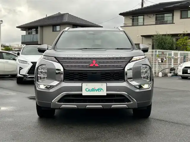 三菱 アウトランダー ＰＨＥＶ P 静岡県 2022(令4)年 2.3万km チタニウムグレーメタリック エンジンスタートボタン/パワーステアリング/パワーウィンドウ/プラグインハイブリッド/4WD/アイドリングストップ/スマートキー/Wオートエアコン/クルーズコントロール/ETC2.0/USB入力端子/全方位カメラ/純正ナビ（BT.フルセグ）/サンルーフ/電動リアゲート/ドライブレコーダー前後/D席N席パワーシート/全席シートヒーター/純正フロアマット/純正アルミホイール/ルーフレール/ABS/横滑り防止装置/コーナーセンサー前後/オートライト/オートマチックハイビーム/LEDライト/W+サイドエアバック/衝突軽減システム/BOSEスピーカー/デジタルインナーミラー/社外アルミホイール車内有（スタッドレス）