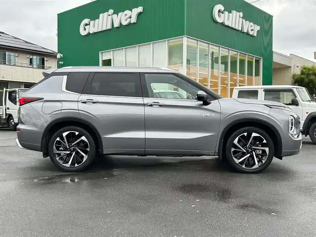 三菱 アウトランダー ＰＨＥＶ P 静岡県 2022(令4)年 2.3万km チタニウムグレーメタリック エンジンスタートボタン/パワーステアリング/パワーウィンドウ/プラグインハイブリッド/4WD/アイドリングストップ/スマートキー/Wオートエアコン/クルーズコントロール/ETC2.0/USB入力端子/全方位カメラ/純正ナビ（BT.フルセグ）/サンルーフ/電動リアゲート/ドライブレコーダー前後/D席N席パワーシート/全席シートヒーター/純正フロアマット/純正アルミホイール/ルーフレール/ABS/横滑り防止装置/コーナーセンサー前後/オートライト/オートマチックハイビーム/LEDライト/W+サイドエアバック/衝突軽減システム/BOSEスピーカー/デジタルインナーミラー/社外アルミホイール車内有（スタッドレス）