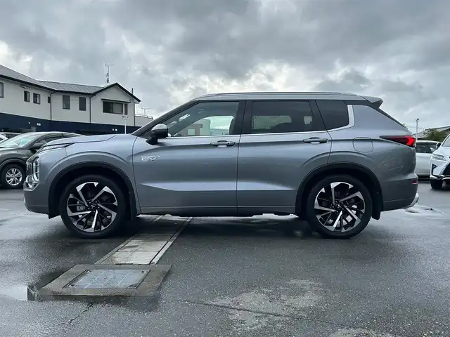 三菱 アウトランダー ＰＨＥＶ P 静岡県 2022(令4)年 2.3万km チタニウムグレーメタリック エンジンスタートボタン/パワーステアリング/パワーウィンドウ/プラグインハイブリッド/4WD/アイドリングストップ/スマートキー/Wオートエアコン/クルーズコントロール/ETC2.0/USB入力端子/全方位カメラ/純正ナビ（BT.フルセグ）/サンルーフ/電動リアゲート/ドライブレコーダー前後/D席N席パワーシート/全席シートヒーター/純正フロアマット/純正アルミホイール/ルーフレール/ABS/横滑り防止装置/コーナーセンサー前後/オートライト/オートマチックハイビーム/LEDライト/W+サイドエアバック/衝突軽減システム/BOSEスピーカー/デジタルインナーミラー/社外アルミホイール車内有（スタッドレス）