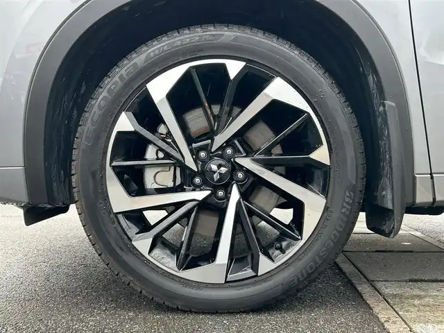 三菱 アウトランダー ＰＨＥＶ P 静岡県 2022(令4)年 2.3万km チタニウムグレーメタリック エンジンスタートボタン/パワーステアリング/パワーウィンドウ/プラグインハイブリッド/4WD/アイドリングストップ/スマートキー/Wオートエアコン/クルーズコントロール/ETC2.0/USB入力端子/全方位カメラ/純正ナビ（BT.フルセグ）/サンルーフ/電動リアゲート/ドライブレコーダー前後/D席N席パワーシート/全席シートヒーター/純正フロアマット/純正アルミホイール/ルーフレール/ABS/横滑り防止装置/コーナーセンサー前後/オートライト/オートマチックハイビーム/LEDライト/W+サイドエアバック/衝突軽減システム/BOSEスピーカー/デジタルインナーミラー/社外アルミホイール車内有（スタッドレス）