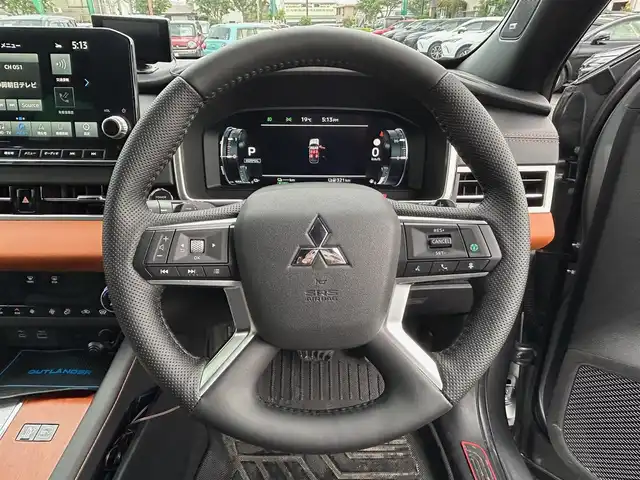 三菱 アウトランダー ＰＨＥＶ P 静岡県 2022(令4)年 2.3万km チタニウムグレーメタリック エンジンスタートボタン/パワーステアリング/パワーウィンドウ/プラグインハイブリッド/4WD/アイドリングストップ/スマートキー/Wオートエアコン/クルーズコントロール/ETC2.0/USB入力端子/全方位カメラ/純正ナビ（BT.フルセグ）/サンルーフ/電動リアゲート/ドライブレコーダー前後/D席N席パワーシート/全席シートヒーター/純正フロアマット/純正アルミホイール/ルーフレール/ABS/横滑り防止装置/コーナーセンサー前後/オートライト/オートマチックハイビーム/LEDライト/W+サイドエアバック/衝突軽減システム/BOSEスピーカー/デジタルインナーミラー/社外アルミホイール車内有（スタッドレス）