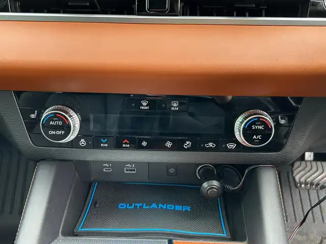 三菱 アウトランダー ＰＨＥＶ P 静岡県 2022(令4)年 2.3万km チタニウムグレーメタリック エンジンスタートボタン/パワーステアリング/パワーウィンドウ/プラグインハイブリッド/4WD/アイドリングストップ/スマートキー/Wオートエアコン/クルーズコントロール/ETC2.0/USB入力端子/全方位カメラ/純正ナビ（BT.フルセグ）/サンルーフ/電動リアゲート/ドライブレコーダー前後/D席N席パワーシート/全席シートヒーター/純正フロアマット/純正アルミホイール/ルーフレール/ABS/横滑り防止装置/コーナーセンサー前後/オートライト/オートマチックハイビーム/LEDライト/W+サイドエアバック/衝突軽減システム/BOSEスピーカー/デジタルインナーミラー/社外アルミホイール車内有（スタッドレス）