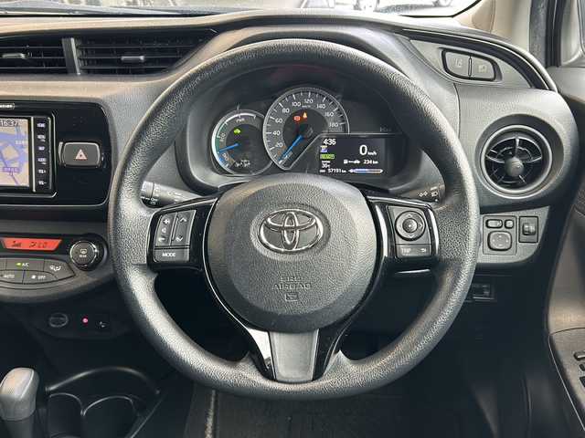 トヨタ ヴィッツ ハイブリッド F 愛知県 2019(平31)年 5.8万km ホワイトパールクリスタルシャイン 衝突被害軽減ブレーキ/純正7インチSDナビ（あり）/フルセグTV/CD DVD/Bluetooth/バックカメラ/LEDヘッドライト/オートマチックハイビーム/ドライブレコーダー/ETC/ステアリングスイッチ/スマートキー/プッシュスタート