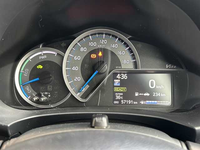 トヨタ ヴィッツ ハイブリッド F 愛知県 2019(平31)年 5.8万km ホワイトパールクリスタルシャイン 衝突被害軽減ブレーキ/純正7インチSDナビ（あり）/フルセグTV/CD DVD/Bluetooth/バックカメラ/LEDヘッドライト/オートマチックハイビーム/ドライブレコーダー/ETC/ステアリングスイッチ/スマートキー/プッシュスタート