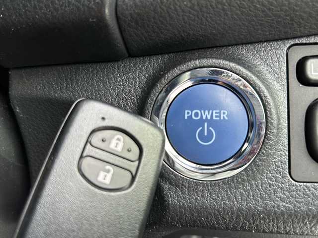 トヨタ ヴィッツ ハイブリッド F 愛知県 2019(平31)年 5.8万km ホワイトパールクリスタルシャイン 衝突被害軽減ブレーキ/純正7インチSDナビ（あり）/フルセグTV/CD DVD/Bluetooth/バックカメラ/LEDヘッドライト/オートマチックハイビーム/ドライブレコーダー/ETC/ステアリングスイッチ/スマートキー/プッシュスタート