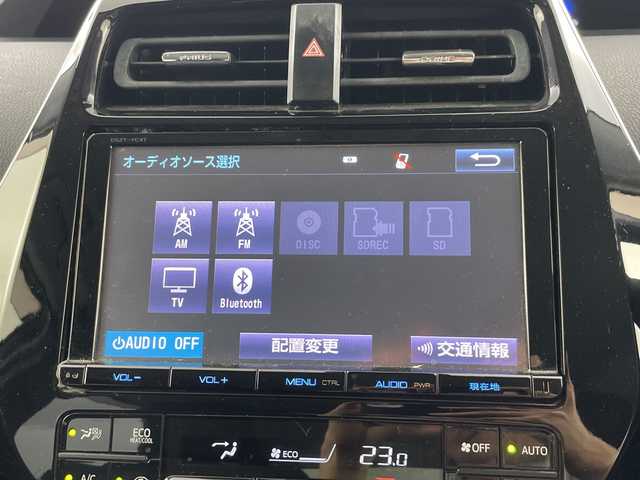 トヨタ プリウス S 愛知県 2017(平29)年 8.7万km ホワイトパールクリスタルシャイン 禁煙車/４WD/純正9インチナビ/（AM/FM/SD/フルセグTV/Bluetooth）/バックカメラ/トヨタセーフティセンス/・プリクラッシュセーフティ/・レーダークルーズコントロール/・レーンディパーチャーアラート/・オートマチックハイビーム/・クリアランスソナー/ヘッドアップディスプレイ/パーキングアシスト/ETC/ドライブレコーダー/デジタルインナーミラー/純正15インチアルミホイール/スマートキー/スペアキー有/プッシュスタート/純正フロアマット/横滑り防止装置/オートエアコン/オートライト