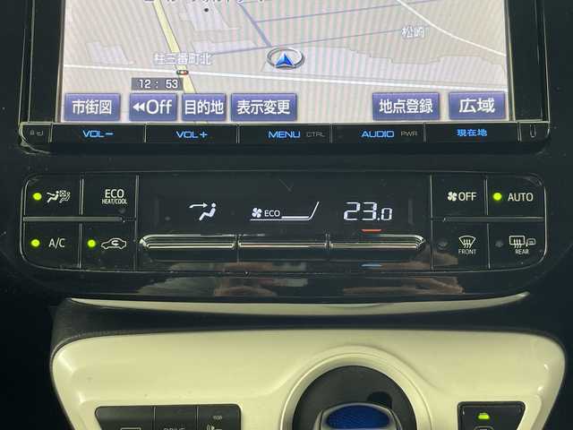 トヨタ プリウス S 愛知県 2017(平29)年 8.7万km ホワイトパールクリスタルシャイン 禁煙車/４WD/純正9インチナビ/（AM/FM/SD/フルセグTV/Bluetooth）/バックカメラ/トヨタセーフティセンス/・プリクラッシュセーフティ/・レーダークルーズコントロール/・レーンディパーチャーアラート/・オートマチックハイビーム/・クリアランスソナー/ヘッドアップディスプレイ/パーキングアシスト/ETC/ドライブレコーダー/デジタルインナーミラー/純正15インチアルミホイール/スマートキー/スペアキー有/プッシュスタート/純正フロアマット/横滑り防止装置/オートエアコン/オートライト