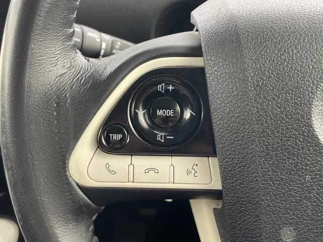 トヨタ プリウス S 愛知県 2017(平29)年 8.7万km ホワイトパールクリスタルシャイン 禁煙車/４WD/純正9インチナビ/（AM/FM/SD/フルセグTV/Bluetooth）/バックカメラ/トヨタセーフティセンス/・プリクラッシュセーフティ/・レーダークルーズコントロール/・レーンディパーチャーアラート/・オートマチックハイビーム/・クリアランスソナー/ヘッドアップディスプレイ/パーキングアシスト/ETC/ドライブレコーダー/デジタルインナーミラー/純正15インチアルミホイール/スマートキー/スペアキー有/プッシュスタート/純正フロアマット/横滑り防止装置/オートエアコン/オートライト