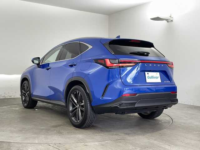 レクサス ＮＸ 350h バージョンL 兵庫県 2023(令5)年 3.4万km セレスティアルブルーガラスフレーク ・14インチディスプレイオーディオplus/CD/DVD/BT/USB/フルセグ/Miracast/・パノラミックビューモニター/・ビルトインETC2.0/・パノラマルーフ/・Lexus　Safety　System　＋/・プリクラッシュセーフティ/・緊急時操舵支援（アクティブ操舵機能付）/・フロントクロストラフィックアラート/・レーンチェンジアシスト/・アダプティブハイビームシステム/・パーキングサポートブレーキ/・ブラインドスポットモニター/・先行車発進告知/・リヤクロストラフィックアラート/・リヤカメラディテクション/・プロアクティブドライビングアシスト/・ロードサインアシスト/・安心降車アシスト/・クリアランスソナー/・三眼ＬＥＤヘッドライトシステム/・置くだけ充電/・レーダークルーズコントロール/・パドルシフト/・ヘッドアップディスプレイ/・社外前後ドライブレコーダー/・レザーシート/・運転席メモリー付きパワーシート/・前席パワーシート/・前席シートベンチレーション/・全席シートヒーター/・ステアリングヒーター/・パワーバックドア/・ルーフレール/・カーテンエアバック/・スマートキー/・純正フロアマット