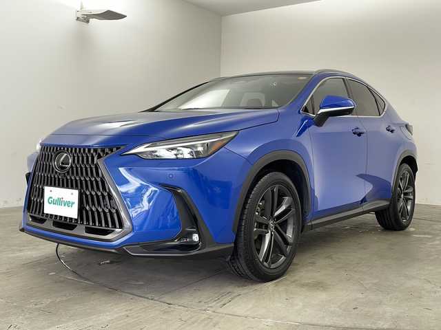 レクサス ＮＸ 350h バージョンL 兵庫県 2023(令5)年 3.4万km セレスティアルブルーガラスフレーク ・14インチディスプレイオーディオplus/CD/DVD/BT/USB/フルセグ/Miracast/・パノラミックビューモニター/・ビルトインETC2.0/・パノラマルーフ/・Lexus　Safety　System　＋/・プリクラッシュセーフティ/・緊急時操舵支援（アクティブ操舵機能付）/・フロントクロストラフィックアラート/・レーンチェンジアシスト/・アダプティブハイビームシステム/・パーキングサポートブレーキ/・ブラインドスポットモニター/・先行車発進告知/・リヤクロストラフィックアラート/・リヤカメラディテクション/・プロアクティブドライビングアシスト/・ロードサインアシスト/・安心降車アシスト/・クリアランスソナー/・三眼ＬＥＤヘッドライトシステム/・置くだけ充電/・レーダークルーズコントロール/・パドルシフト/・ヘッドアップディスプレイ/・社外前後ドライブレコーダー/・レザーシート/・運転席メモリー付きパワーシート/・前席パワーシート/・前席シートベンチレーション/・全席シートヒーター/・ステアリングヒーター/・パワーバックドア/・ルーフレール/・カーテンエアバック/・スマートキー/・純正フロアマット