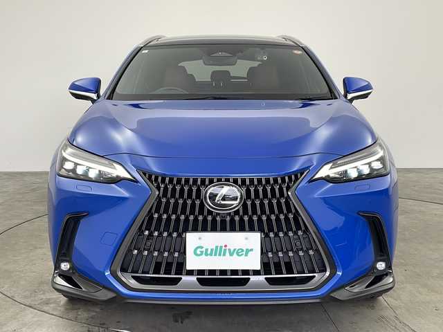 レクサス ＮＸ 350h バージョンL 兵庫県 2023(令5)年 3.4万km セレスティアルブルーガラスフレーク ・14インチディスプレイオーディオplus/CD/DVD/BT/USB/フルセグ/Miracast/・パノラミックビューモニター/・ビルトインETC2.0/・パノラマルーフ/・Lexus　Safety　System　＋/・プリクラッシュセーフティ/・緊急時操舵支援（アクティブ操舵機能付）/・フロントクロストラフィックアラート/・レーンチェンジアシスト/・アダプティブハイビームシステム/・パーキングサポートブレーキ/・ブラインドスポットモニター/・先行車発進告知/・リヤクロストラフィックアラート/・リヤカメラディテクション/・プロアクティブドライビングアシスト/・ロードサインアシスト/・安心降車アシスト/・クリアランスソナー/・三眼ＬＥＤヘッドライトシステム/・置くだけ充電/・レーダークルーズコントロール/・パドルシフト/・ヘッドアップディスプレイ/・社外前後ドライブレコーダー/・レザーシート/・運転席メモリー付きパワーシート/・前席パワーシート/・前席シートベンチレーション/・全席シートヒーター/・ステアリングヒーター/・パワーバックドア/・ルーフレール/・カーテンエアバック/・スマートキー/・純正フロアマット