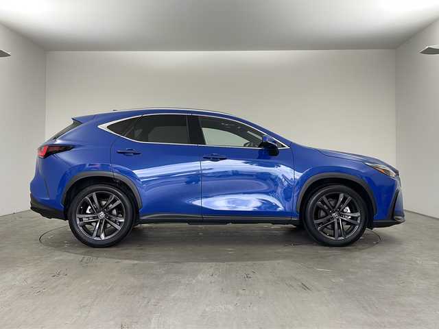 レクサス ＮＸ 350h バージョンL 兵庫県 2023(令5)年 3.4万km セレスティアルブルーガラスフレーク ・14インチディスプレイオーディオplus/CD/DVD/BT/USB/フルセグ/Miracast/・パノラミックビューモニター/・ビルトインETC2.0/・パノラマルーフ/・Lexus　Safety　System　＋/・プリクラッシュセーフティ/・緊急時操舵支援（アクティブ操舵機能付）/・フロントクロストラフィックアラート/・レーンチェンジアシスト/・アダプティブハイビームシステム/・パーキングサポートブレーキ/・ブラインドスポットモニター/・先行車発進告知/・リヤクロストラフィックアラート/・リヤカメラディテクション/・プロアクティブドライビングアシスト/・ロードサインアシスト/・安心降車アシスト/・クリアランスソナー/・三眼ＬＥＤヘッドライトシステム/・置くだけ充電/・レーダークルーズコントロール/・パドルシフト/・ヘッドアップディスプレイ/・社外前後ドライブレコーダー/・レザーシート/・運転席メモリー付きパワーシート/・前席パワーシート/・前席シートベンチレーション/・全席シートヒーター/・ステアリングヒーター/・パワーバックドア/・ルーフレール/・カーテンエアバック/・スマートキー/・純正フロアマット