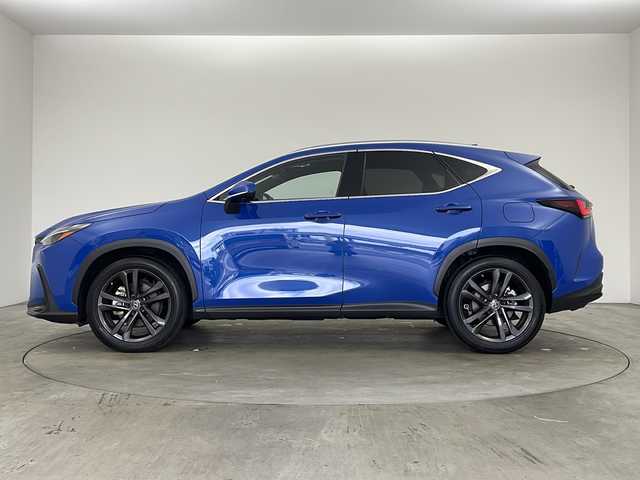 レクサス ＮＸ 350h バージョンL 兵庫県 2023(令5)年 3.4万km セレスティアルブルーガラスフレーク ・14インチディスプレイオーディオplus/CD/DVD/BT/USB/フルセグ/Miracast/・パノラミックビューモニター/・ビルトインETC2.0/・パノラマルーフ/・Lexus　Safety　System　＋/・プリクラッシュセーフティ/・緊急時操舵支援（アクティブ操舵機能付）/・フロントクロストラフィックアラート/・レーンチェンジアシスト/・アダプティブハイビームシステム/・パーキングサポートブレーキ/・ブラインドスポットモニター/・先行車発進告知/・リヤクロストラフィックアラート/・リヤカメラディテクション/・プロアクティブドライビングアシスト/・ロードサインアシスト/・安心降車アシスト/・クリアランスソナー/・三眼ＬＥＤヘッドライトシステム/・置くだけ充電/・レーダークルーズコントロール/・パドルシフト/・ヘッドアップディスプレイ/・社外前後ドライブレコーダー/・レザーシート/・運転席メモリー付きパワーシート/・前席パワーシート/・前席シートベンチレーション/・全席シートヒーター/・ステアリングヒーター/・パワーバックドア/・ルーフレール/・カーテンエアバック/・スマートキー/・純正フロアマット