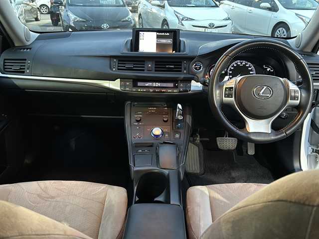 レクサス ＣＴ 200h バージョンC 徳島県 2013(平25)年 13万km ホワイトパールクリスタルシャイン 純正ナビ/バックカメラ/シートヒーター（D+N席）/クルーズコントロール/革巻きステアリング/フルオートウィンドウ/ハロゲンライト/フォグライト/オートライト/ETC/純正AW/純正フロアマット/プッシュスタート/スマートキー/カードキー