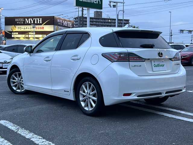 レクサス ＣＴ 200h バージョンC 徳島県 2013(平25)年 13万km ホワイトパールクリスタルシャイン 純正ナビ/バックカメラ/シートヒーター（D+N席）/クルーズコントロール/革巻きステアリング/フルオートウィンドウ/ハロゲンライト/フォグライト/オートライト/ETC/純正AW/純正フロアマット/プッシュスタート/スマートキー/カードキー