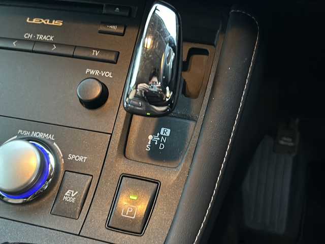 レクサス ＣＴ 200h バージョンC 徳島県 2013(平25)年 13万km ホワイトパールクリスタルシャイン 純正ナビ/バックカメラ/シートヒーター（D+N席）/クルーズコントロール/革巻きステアリング/フルオートウィンドウ/ハロゲンライト/フォグライト/オートライト/ETC/純正AW/純正フロアマット/プッシュスタート/スマートキー/カードキー