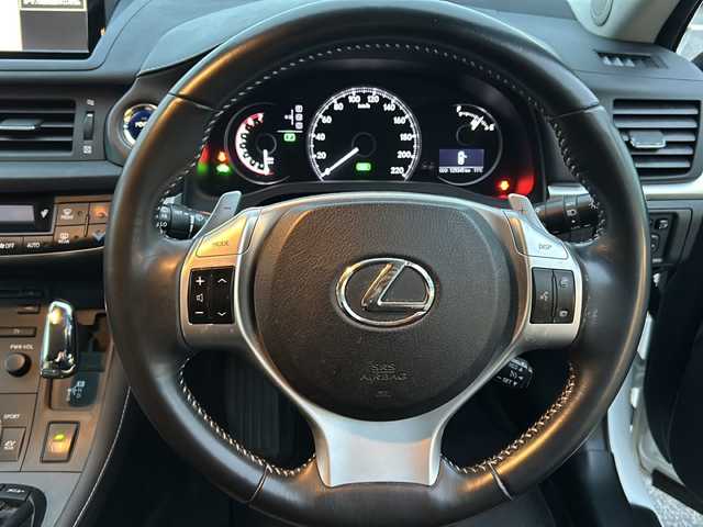 レクサス ＣＴ 200h バージョンC 徳島県 2013(平25)年 13万km ホワイトパールクリスタルシャイン 純正ナビ/バックカメラ/シートヒーター（D+N席）/クルーズコントロール/革巻きステアリング/フルオートウィンドウ/ハロゲンライト/フォグライト/オートライト/ETC/純正AW/純正フロアマット/プッシュスタート/スマートキー/カードキー