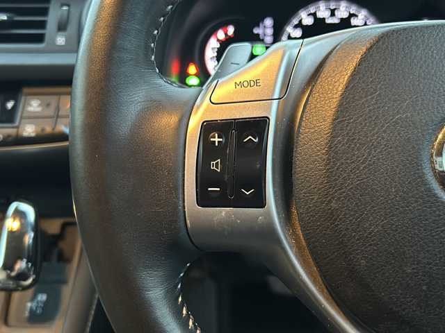 レクサス ＣＴ 200h バージョンC 徳島県 2013(平25)年 13万km ホワイトパールクリスタルシャイン 純正ナビ/バックカメラ/シートヒーター（D+N席）/クルーズコントロール/革巻きステアリング/フルオートウィンドウ/ハロゲンライト/フォグライト/オートライト/ETC/純正AW/純正フロアマット/プッシュスタート/スマートキー/カードキー