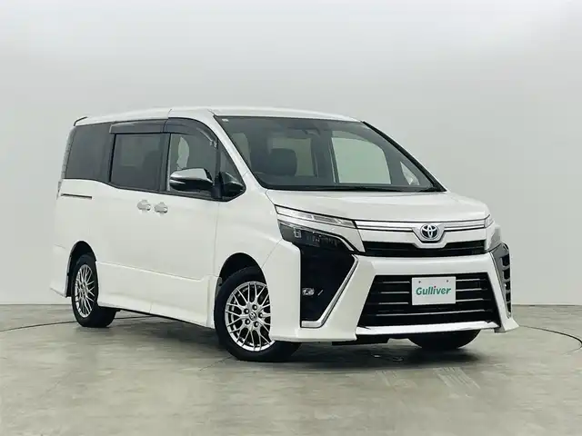 トヨタ ヴォクシー ハイブリッド ZS 煌Ⅲ 福島県 2021(令3)年 5.8万km ホワイトパールクリスタルシャイン トヨタセーフティセンス/・車線逸脱警報装置/・衝突被害軽減ブレーキ/・オートマチックハイビーム/純正ナビゲーション/・型番：NSZT-W68T/・フルセグTV/CD/BT/SD/HDMI/FM/AM/・バックカメラ/・ビルトインETC/・前後ドライブレコーダー/両側パワースライドドア/ハーフレザーシート/・D+N席シートヒーター/・D+N席エアシート/・ウォークスルー/・3列シート/革巻きステアリング/・ステアリングスイッチ/・クルーズコントロール/USB充電ポート/プッシュスタート/・スマートキー/・スペアキー1本/電動格納ミラー/・ウィンカーミラー/LEDヘッドライト/・オートライト/・フォグランプ/純正フロアマット/純正ドアバイザー/16インチAW