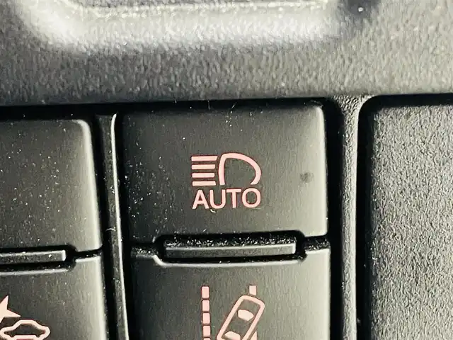 トヨタ ヴォクシー ハイブリッド ZS 煌Ⅲ 福島県 2021(令3)年 5.8万km ホワイトパールクリスタルシャイン トヨタセーフティセンス/・車線逸脱警報装置/・衝突被害軽減ブレーキ/・オートマチックハイビーム/純正ナビゲーション/・型番：NSZT-W68T/・フルセグTV/CD/BT/SD/HDMI/FM/AM/・バックカメラ/・ビルトインETC/・前後ドライブレコーダー/両側パワースライドドア/ハーフレザーシート/・D+N席シートヒーター/・D+N席エアシート/・ウォークスルー/・3列シート/革巻きステアリング/・ステアリングスイッチ/・クルーズコントロール/USB充電ポート/プッシュスタート/・スマートキー/・スペアキー1本/電動格納ミラー/・ウィンカーミラー/LEDヘッドライト/・オートライト/・フォグランプ/純正フロアマット/純正ドアバイザー/16インチAW