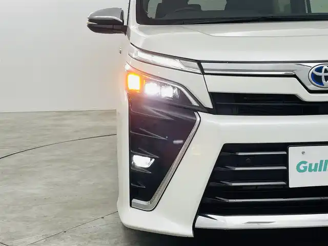 トヨタ ヴォクシー ハイブリッド ZS 煌Ⅲ 福島県 2021(令3)年 5.8万km ホワイトパールクリスタルシャイン トヨタセーフティセンス/・車線逸脱警報装置/・衝突被害軽減ブレーキ/・オートマチックハイビーム/純正ナビゲーション/・型番：NSZT-W68T/・フルセグTV/CD/BT/SD/HDMI/FM/AM/・バックカメラ/・ビルトインETC/・前後ドライブレコーダー/両側パワースライドドア/ハーフレザーシート/・D+N席シートヒーター/・D+N席エアシート/・ウォークスルー/・3列シート/革巻きステアリング/・ステアリングスイッチ/・クルーズコントロール/USB充電ポート/プッシュスタート/・スマートキー/・スペアキー1本/電動格納ミラー/・ウィンカーミラー/LEDヘッドライト/・オートライト/・フォグランプ/純正フロアマット/純正ドアバイザー/16インチAW