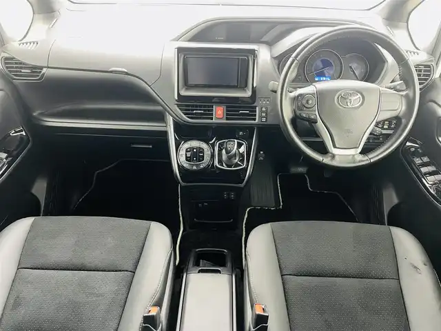 トヨタ ヴォクシー ハイブリッド ZS 煌Ⅲ 福島県 2021(令3)年 5.8万km ホワイトパールクリスタルシャイン トヨタセーフティセンス/・車線逸脱警報装置/・衝突被害軽減ブレーキ/・オートマチックハイビーム/純正ナビゲーション/・型番：NSZT-W68T/・フルセグTV/CD/BT/SD/HDMI/FM/AM/・バックカメラ/・ビルトインETC/・前後ドライブレコーダー/両側パワースライドドア/ハーフレザーシート/・D+N席シートヒーター/・D+N席エアシート/・ウォークスルー/・3列シート/革巻きステアリング/・ステアリングスイッチ/・クルーズコントロール/USB充電ポート/プッシュスタート/・スマートキー/・スペアキー1本/電動格納ミラー/・ウィンカーミラー/LEDヘッドライト/・オートライト/・フォグランプ/純正フロアマット/純正ドアバイザー/16インチAW