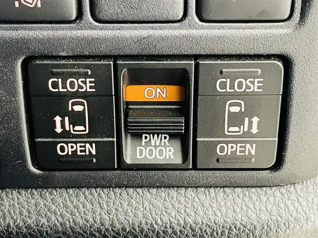 トヨタ ヴォクシー ハイブリッド ZS 煌Ⅲ 福島県 2021(令3)年 5.8万km ホワイトパールクリスタルシャイン トヨタセーフティセンス/・車線逸脱警報装置/・衝突被害軽減ブレーキ/・オートマチックハイビーム/純正ナビゲーション/・型番：NSZT-W68T/・フルセグTV/CD/BT/SD/HDMI/FM/AM/・バックカメラ/・ビルトインETC/・前後ドライブレコーダー/両側パワースライドドア/ハーフレザーシート/・D+N席シートヒーター/・D+N席エアシート/・ウォークスルー/・3列シート/革巻きステアリング/・ステアリングスイッチ/・クルーズコントロール/USB充電ポート/プッシュスタート/・スマートキー/・スペアキー1本/電動格納ミラー/・ウィンカーミラー/LEDヘッドライト/・オートライト/・フォグランプ/純正フロアマット/純正ドアバイザー/16インチAW