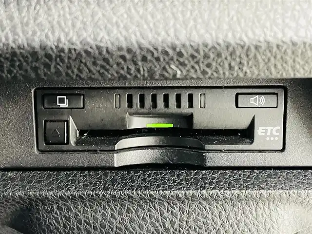 トヨタ ヴォクシー ハイブリッド ZS 煌Ⅲ 福島県 2021(令3)年 5.8万km ホワイトパールクリスタルシャイン トヨタセーフティセンス/・車線逸脱警報装置/・衝突被害軽減ブレーキ/・オートマチックハイビーム/純正ナビゲーション/・型番：NSZT-W68T/・フルセグTV/CD/BT/SD/HDMI/FM/AM/・バックカメラ/・ビルトインETC/・前後ドライブレコーダー/両側パワースライドドア/ハーフレザーシート/・D+N席シートヒーター/・D+N席エアシート/・ウォークスルー/・3列シート/革巻きステアリング/・ステアリングスイッチ/・クルーズコントロール/USB充電ポート/プッシュスタート/・スマートキー/・スペアキー1本/電動格納ミラー/・ウィンカーミラー/LEDヘッドライト/・オートライト/・フォグランプ/純正フロアマット/純正ドアバイザー/16インチAW