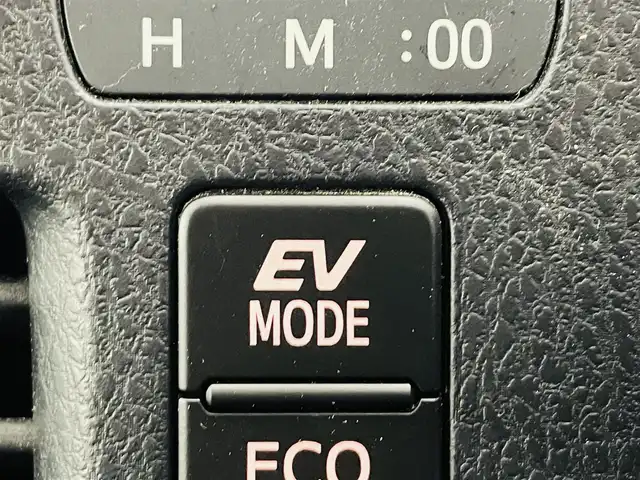 トヨタ ヴォクシー ハイブリッド ZS 煌Ⅲ 福島県 2021(令3)年 5.8万km ホワイトパールクリスタルシャイン トヨタセーフティセンス/・車線逸脱警報装置/・衝突被害軽減ブレーキ/・オートマチックハイビーム/純正ナビゲーション/・型番：NSZT-W68T/・フルセグTV/CD/BT/SD/HDMI/FM/AM/・バックカメラ/・ビルトインETC/・前後ドライブレコーダー/両側パワースライドドア/ハーフレザーシート/・D+N席シートヒーター/・D+N席エアシート/・ウォークスルー/・3列シート/革巻きステアリング/・ステアリングスイッチ/・クルーズコントロール/USB充電ポート/プッシュスタート/・スマートキー/・スペアキー1本/電動格納ミラー/・ウィンカーミラー/LEDヘッドライト/・オートライト/・フォグランプ/純正フロアマット/純正ドアバイザー/16インチAW