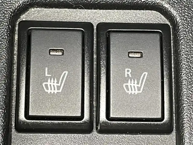 スズキ ジムニー XC 岡山県 2023(令5)年 2.1万km ミディアムグレー ８インチナビ　(SGC-812）/【CD/DVD/BT/フルセグ】/ターボ/シートヒーター　/ＬＥＤヘッドライト　/ＥＴＣ　/バックカメラ　/クルーズコントロール　/オートハイビーム　/ダウンヒルアシスト　/スマートキー/フォグランプ/純正アルミ/純正フロアマット/アイドリングストップ