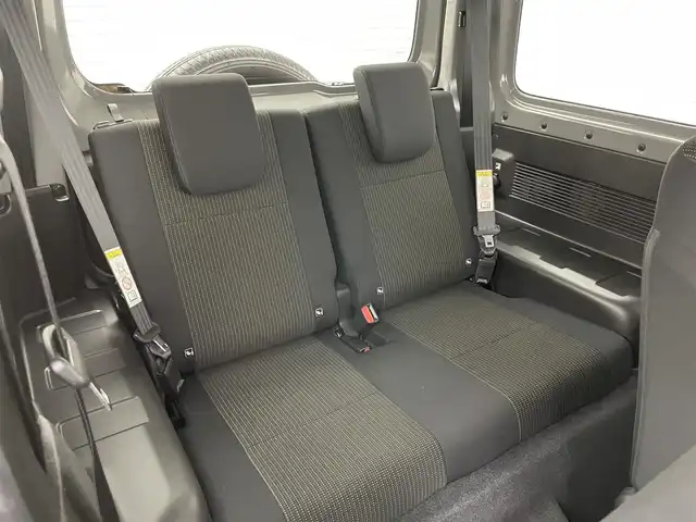 スズキ ジムニー XC 岡山県 2023(令5)年 2.1万km ミディアムグレー ８インチナビ　(SGC-812）/【CD/DVD/BT/フルセグ】/ターボ/シートヒーター　/ＬＥＤヘッドライト　/ＥＴＣ　/バックカメラ　/クルーズコントロール　/オートハイビーム　/ダウンヒルアシスト　/スマートキー/フォグランプ/純正アルミ/純正フロアマット/アイドリングストップ