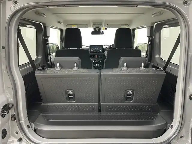 スズキ ジムニー XC 岡山県 2023(令5)年 2.1万km ミディアムグレー ８インチナビ　(SGC-812）/【CD/DVD/BT/フルセグ】/ターボ/シートヒーター　/ＬＥＤヘッドライト　/ＥＴＣ　/バックカメラ　/クルーズコントロール　/オートハイビーム　/ダウンヒルアシスト　/スマートキー/フォグランプ/純正アルミ/純正フロアマット/アイドリングストップ