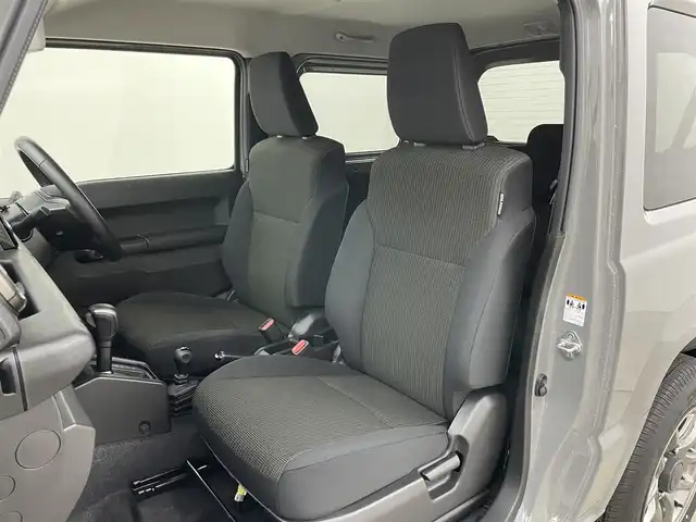 スズキ ジムニー XC 岡山県 2023(令5)年 2.1万km ミディアムグレー ８インチナビ　(SGC-812）/【CD/DVD/BT/フルセグ】/ターボ/シートヒーター　/ＬＥＤヘッドライト　/ＥＴＣ　/バックカメラ　/クルーズコントロール　/オートハイビーム　/ダウンヒルアシスト　/スマートキー/フォグランプ/純正アルミ/純正フロアマット/アイドリングストップ