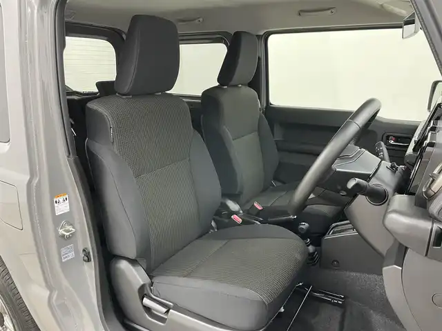 スズキ ジムニー XC 岡山県 2023(令5)年 2.1万km ミディアムグレー ８インチナビ　(SGC-812）/【CD/DVD/BT/フルセグ】/ターボ/シートヒーター　/ＬＥＤヘッドライト　/ＥＴＣ　/バックカメラ　/クルーズコントロール　/オートハイビーム　/ダウンヒルアシスト　/スマートキー/フォグランプ/純正アルミ/純正フロアマット/アイドリングストップ