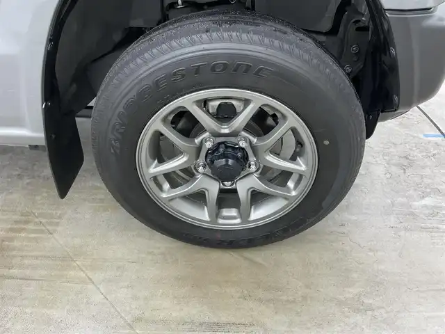 スズキ ジムニー XC 岡山県 2023(令5)年 2.1万km ミディアムグレー ８インチナビ　(SGC-812）/【CD/DVD/BT/フルセグ】/ターボ/シートヒーター　/ＬＥＤヘッドライト　/ＥＴＣ　/バックカメラ　/クルーズコントロール　/オートハイビーム　/ダウンヒルアシスト　/スマートキー/フォグランプ/純正アルミ/純正フロアマット/アイドリングストップ