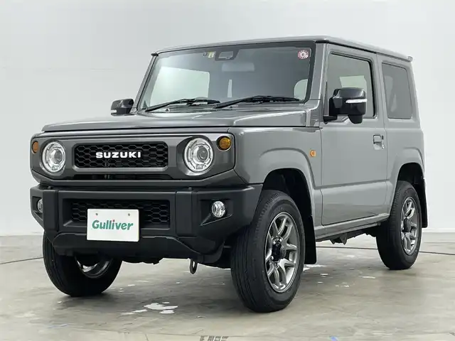 スズキ ジムニー XC 岡山県 2023(令5)年 2.1万km ミディアムグレー ８インチナビ　(SGC-812）/【CD/DVD/BT/フルセグ】/ターボ/シートヒーター　/ＬＥＤヘッドライト　/ＥＴＣ　/バックカメラ　/クルーズコントロール　/オートハイビーム　/ダウンヒルアシスト　/スマートキー/フォグランプ/純正アルミ/純正フロアマット/アイドリングストップ