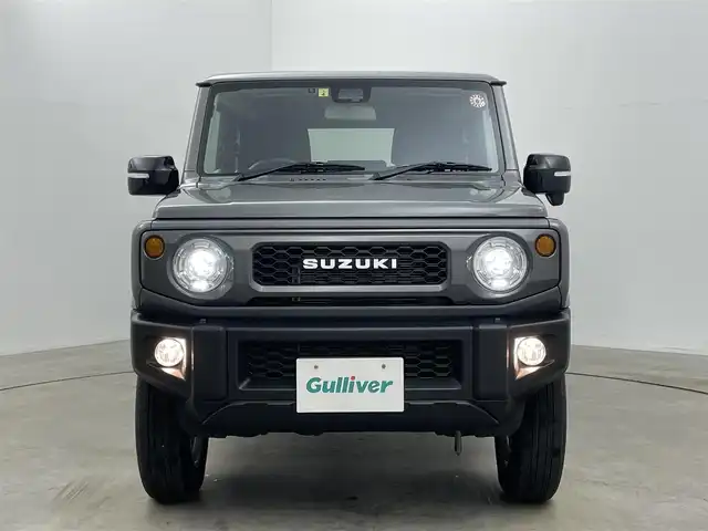 スズキ ジムニー XC 岡山県 2023(令5)年 2.1万km ミディアムグレー ８インチナビ　(SGC-812）/【CD/DVD/BT/フルセグ】/ターボ/シートヒーター　/ＬＥＤヘッドライト　/ＥＴＣ　/バックカメラ　/クルーズコントロール　/オートハイビーム　/ダウンヒルアシスト　/スマートキー/フォグランプ/純正アルミ/純正フロアマット/アイドリングストップ