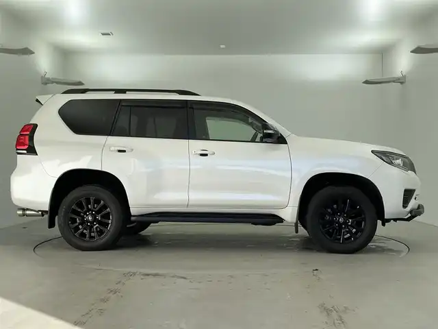 トヨタ ランドクルーザー プラド TX-L 70thアニバーサリーLTD 福井県 2022(令4)年 1.9万km ホワイトパールクリスタルシャイン 純正メーカーオプション９インチナビ/７人乗り仕様/寒冷地仕様　/全方位モニター　/プラドスーパーライブサウンド　　/サドルタン快適温熱レザーシート/純正１８インチアルミホイール　/純正スターター　/純正ビルトインＥＴＣ２．０/純正LEDヘッドライト/純正LEDフロントフォグ/フロントシールドデアイサー/ブラックルーフレール/JAOS製フロントスキッドバー/コンビハンドル/トヨタセーフティセンス/社外マフラー