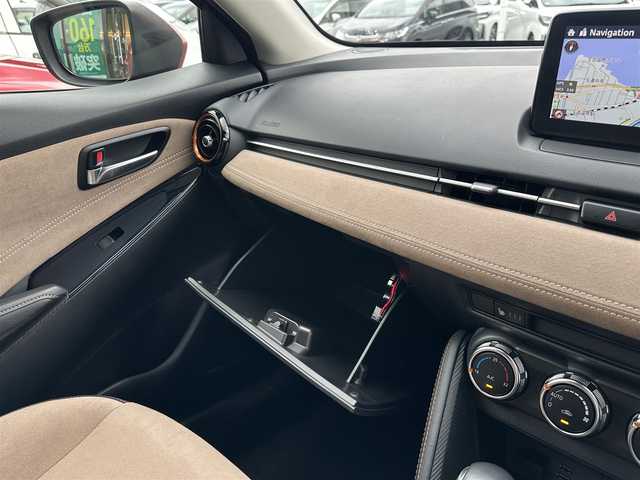 マツダ デミオ 13Sテーラードブラウン 島根県 2017(平29)年 3.3万km ソウルレッドプレミアムメタリック スマートシティブレーキ/純正ナビ/AM/FM/SD/Bluetooth/USB/ドライブレコーダー/純正15インチアルミホイール/運転席/助手席シートヒーター/ステアリングスイッチ/HUD/ウインカーミラー/電動格納ミラー/革巻きステアリング/LEDオートライト/ETC/スマートキー/スペアキー×1/プッシュスタート/保証書/取扱説明書