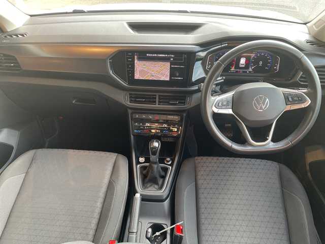 フォルクスワーゲン Ｔ－クロス TSI アクティブ 高知県 2022(令4)年 1.8万km 白 純正HDDナビ/【Bluetooth】/バックカメラ/クルーズコントロール(追従走行有り)/衝突被害軽減ブレーキ(プリクラッシュセーフティ：PCS)/パーキングアシスタント/ブラインドスポットモニター/横滑り防止/ルーフレール/コーナー、バックセンサー/ETC2.0/ドライブレコーダー前後/オートライト/純正LEDライト/スマートキー/プッシュスタート/MTモード付きAT/アイドリングストップ/純正アルミホイール 16インチ/ウインカーミラー/純正フロアマット