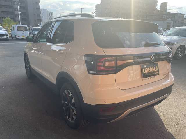 フォルクスワーゲン Ｔ－クロス TSI アクティブ 高知県 2022(令4)年 1.8万km 白 純正HDDナビ/【Bluetooth】/バックカメラ/クルーズコントロール(追従走行有り)/衝突被害軽減ブレーキ(プリクラッシュセーフティ：PCS)/パーキングアシスタント/ブラインドスポットモニター/横滑り防止/ルーフレール/コーナー、バックセンサー/ETC2.0/ドライブレコーダー前後/オートライト/純正LEDライト/スマートキー/プッシュスタート/MTモード付きAT/アイドリングストップ/純正アルミホイール 16インチ/ウインカーミラー/純正フロアマット