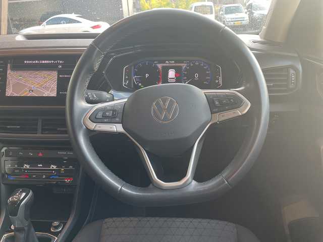 フォルクスワーゲン Ｔ－クロス TSI アクティブ 高知県 2022(令4)年 1.8万km 白 純正HDDナビ/【Bluetooth】/バックカメラ/クルーズコントロール(追従走行有り)/衝突被害軽減ブレーキ(プリクラッシュセーフティ：PCS)/パーキングアシスタント/ブラインドスポットモニター/横滑り防止/ルーフレール/コーナー、バックセンサー/ETC2.0/ドライブレコーダー前後/オートライト/純正LEDライト/スマートキー/プッシュスタート/MTモード付きAT/アイドリングストップ/純正アルミホイール 16インチ/ウインカーミラー/純正フロアマット